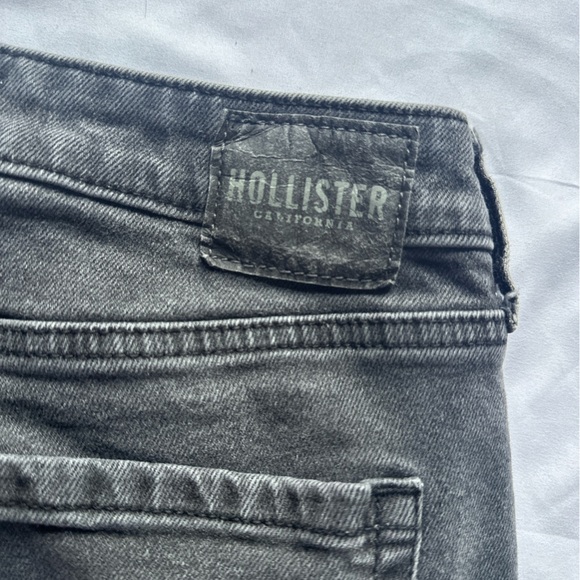 Hollister Curvy High-Rise Mom Jeans - Picture 5 of 6